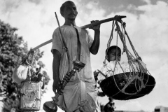 Mulsim-man-carrying-his-hookah-in-one-hand