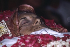 (Original Caption) The body of Indira Gandhi lies in state following her assassination on October 31, 1984. Gandhi was the Prime Minister of India who was assassinated by her Sikh bodyguards. The news of Indira Gandhi's death plunged New Delhi and other parts of India into anti-Sikh riots for three days; several thousand Sikhs were killed in the aftermath. (Photo by Jacques Langevin/Sygma/Sygma via Getty Images)